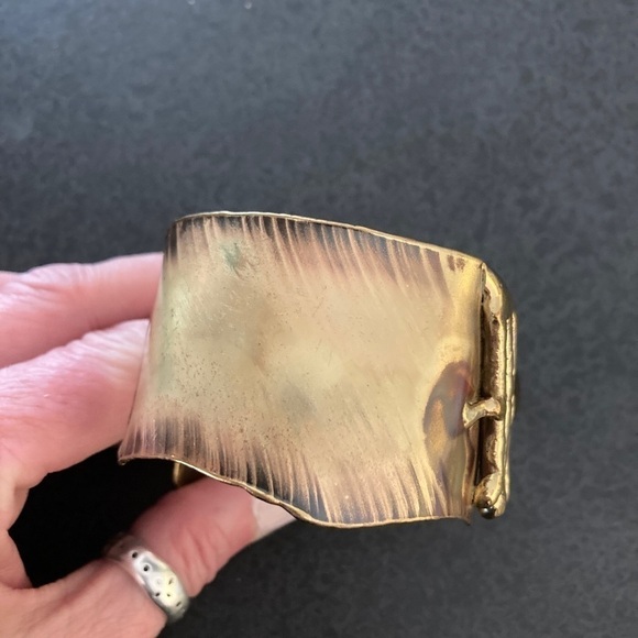 Vtg Modernist AUTHENTIC AFRICA Modern Art HAMMERED BRASS CUFF BRACELET w/Label - Picture 4 of 4